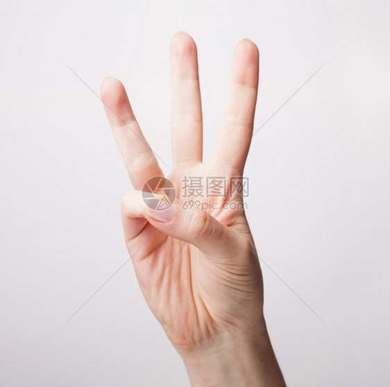 女手举着三只手指在白色图片