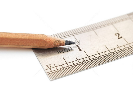 钢尺和木铅笔在纸图上图片