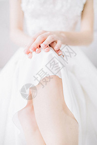 年轻新娘的手脚节日婚礼图片