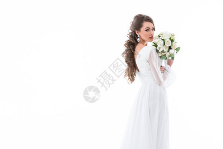 穿着白色礼服的新娘带着婚纱花束在白图片