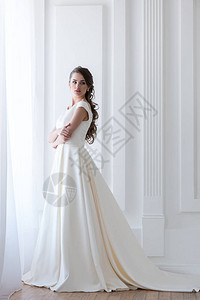 穿着白色婚纱的美丽优雅新娘背景图片