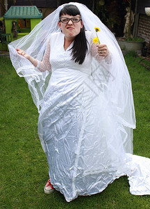 新娘穿着她的白色婚纱图片