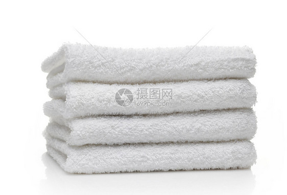 白色背景上的一堆白色酒店毛巾图片
