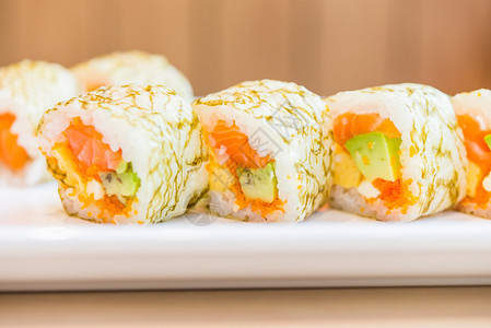 三文鱼寿司卷maki日本食品图片