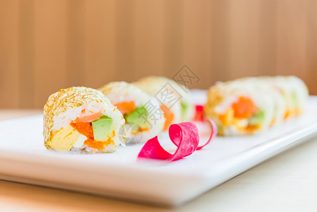 三文鱼寿司卷maki日本食品图片