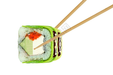 白色背景中拿着寿司卷的筷子图片