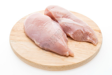 木制切割板上的新鲜鸡肉生鲜白底隔离图片