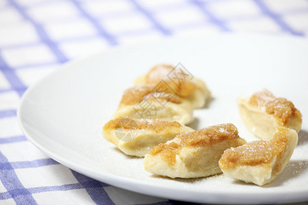 一张带有面包屑的波兰典型奶酪饺子的图片图片