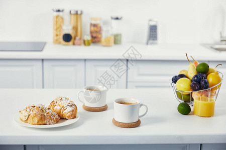 在厨房白桌顶上吃早餐时紧地看咖啡和羊图片