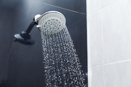 浴室淋浴头水滴流动图片
