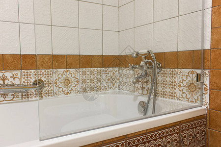浴室缸上的镀铬淋浴架图片