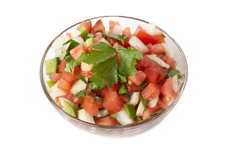 一碗Picodegallo与芹菜隔离在白色表面的特写图像图片