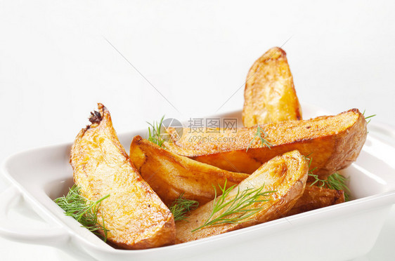 用新鲜莳萝装饰的烤土豆角图片