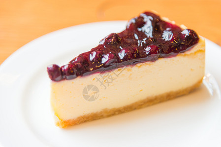 白盘上的蓝莓芝士蛋糕图片