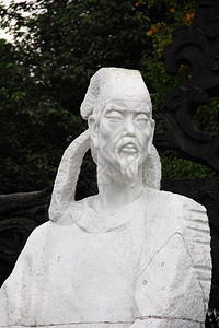诗人杜甫的白色雕像背景图片
