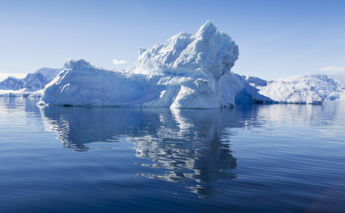 南极的自然和景观在冰层之间的科学船上旅行研究全球变暖现象不寻常的形状和颜背景图片