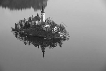 与圣玛丽斯教堂一起在小岛上流血的黑白湖景象图片