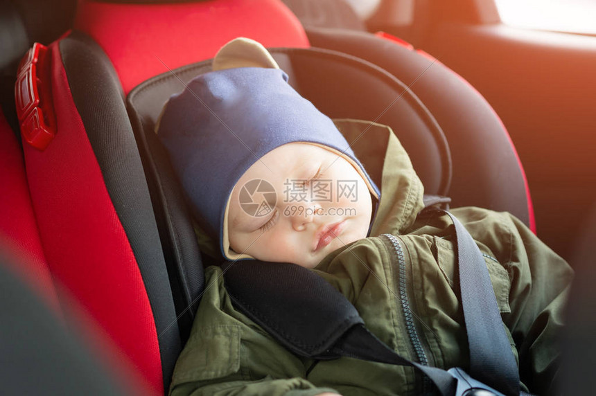 关闭了睡在现代汽车座椅上的白种人可爱男婴儿童在路上行驶的安全在带小孩的车辆中安全地旅行系好安全带着蹒跚学图片