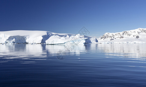 南极的自然和景观在冰层之间的科学船上旅行研究全球变暖现象不寻常的形状和颜图片