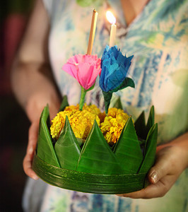 为泰国传统的水灯节送上拿着蜡烛和鲜花的小船的妇女自由度动态和图片