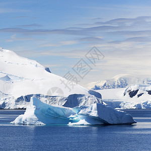 南极的自然和景观在冰层之间的科学船上旅行研究全球变暖现象不寻常的形状和颜图片