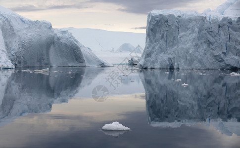 格陵兰的自然和风景乘坐科学船在冰层之间旅行研究全球变暖现象不寻常的形状和颜图片