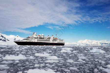 南极海域的大型游轮背景图片