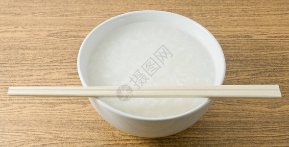 亚洲传统食品大米粥碗或软糖油水图片