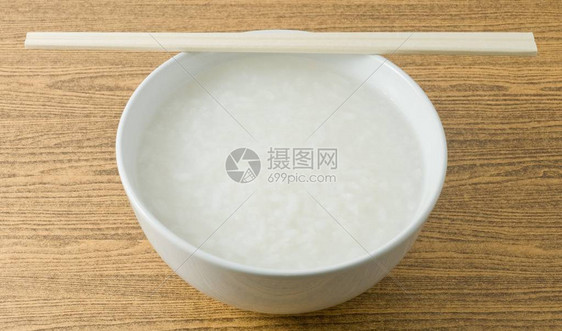 亚洲传统食品一碗大米粥或软糖油水图片