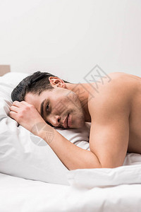 男人在家中躺在床上时看着照图片