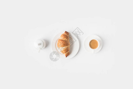 白色表面早餐时咖啡和羊角面图片