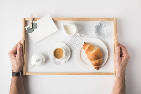 在白色桌面上拿着托盘和早餐的人短片图片