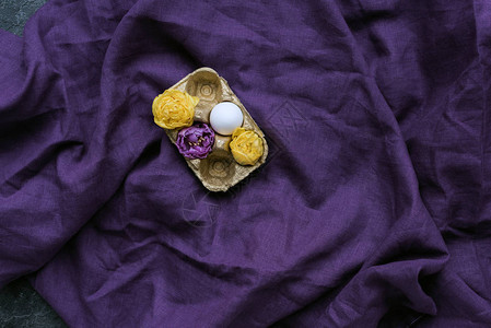鸡蛋和鲜花装在纺织图片