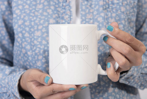 握着白陶咖啡杯的手为创意设计图片