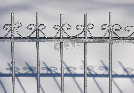 雪背景上的击和阴影图片