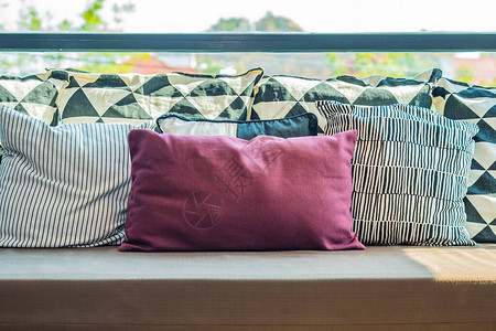 客厅内部沙发装饰上的舒适枕头图片