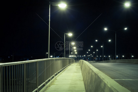 夜间人行道和路安图片