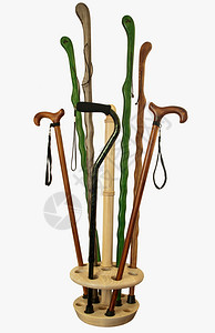 木制支架中的各种手杖和手杖图片