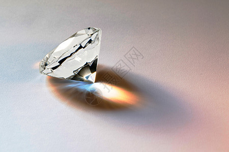 具有明亮内折射的切面钻石宝图片
