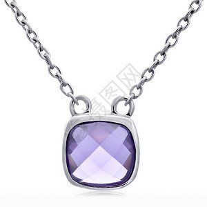 白背景上链条上的紫色宝石由银制成图片