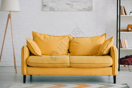 宽敞轻型客厅有明亮黄色沙发图片