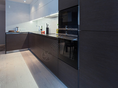 设计一个高技术厨房内装黑橱图片