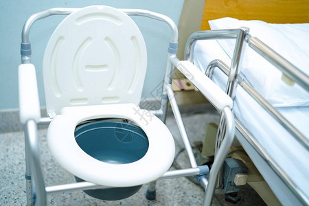 便椅或移动式厕所可在卧室内或任何地方为老年人或病人搬动图片