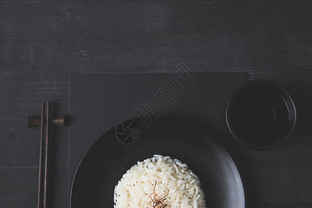 餐盘上大米的顶部风景黑桌上图片