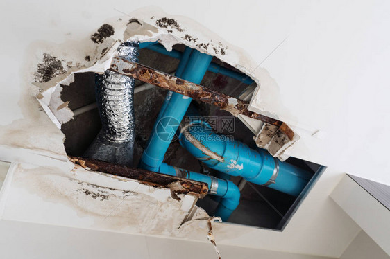 厕所房顶损坏管道系统漏水导致天花板受损图片