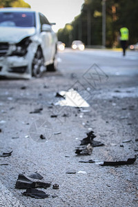 道路撞车事故损坏的汽车图片