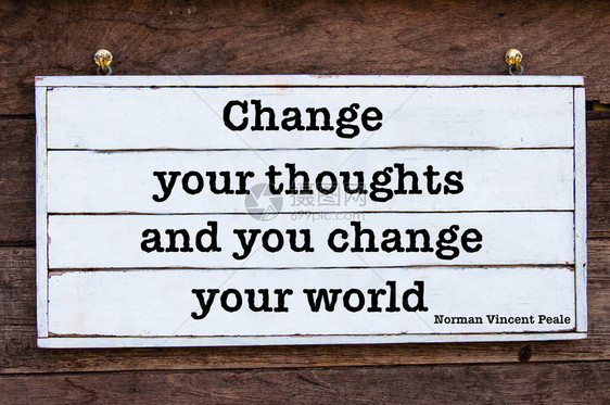 诺曼文森特皮厄在旧木板上所引用的改变你的思绪图片