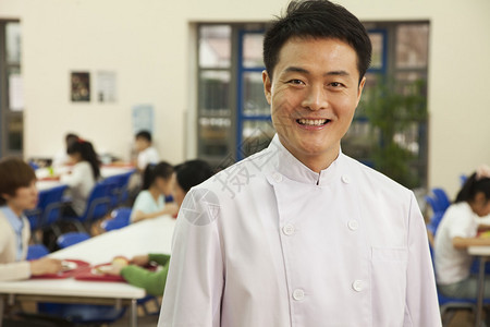 学校食堂的厨师肖像背景图片