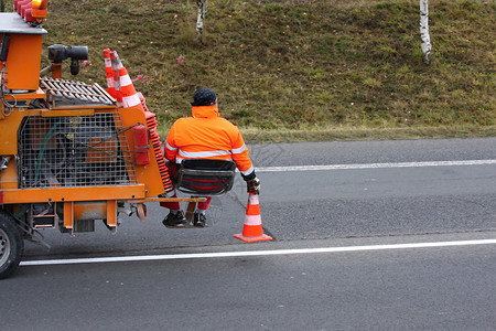 道路指示标道路标识喷洒行人横行街道和背景