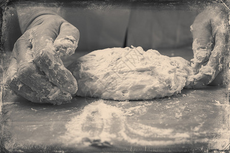面包师为面包制作酵卷面团的贴近照片图片